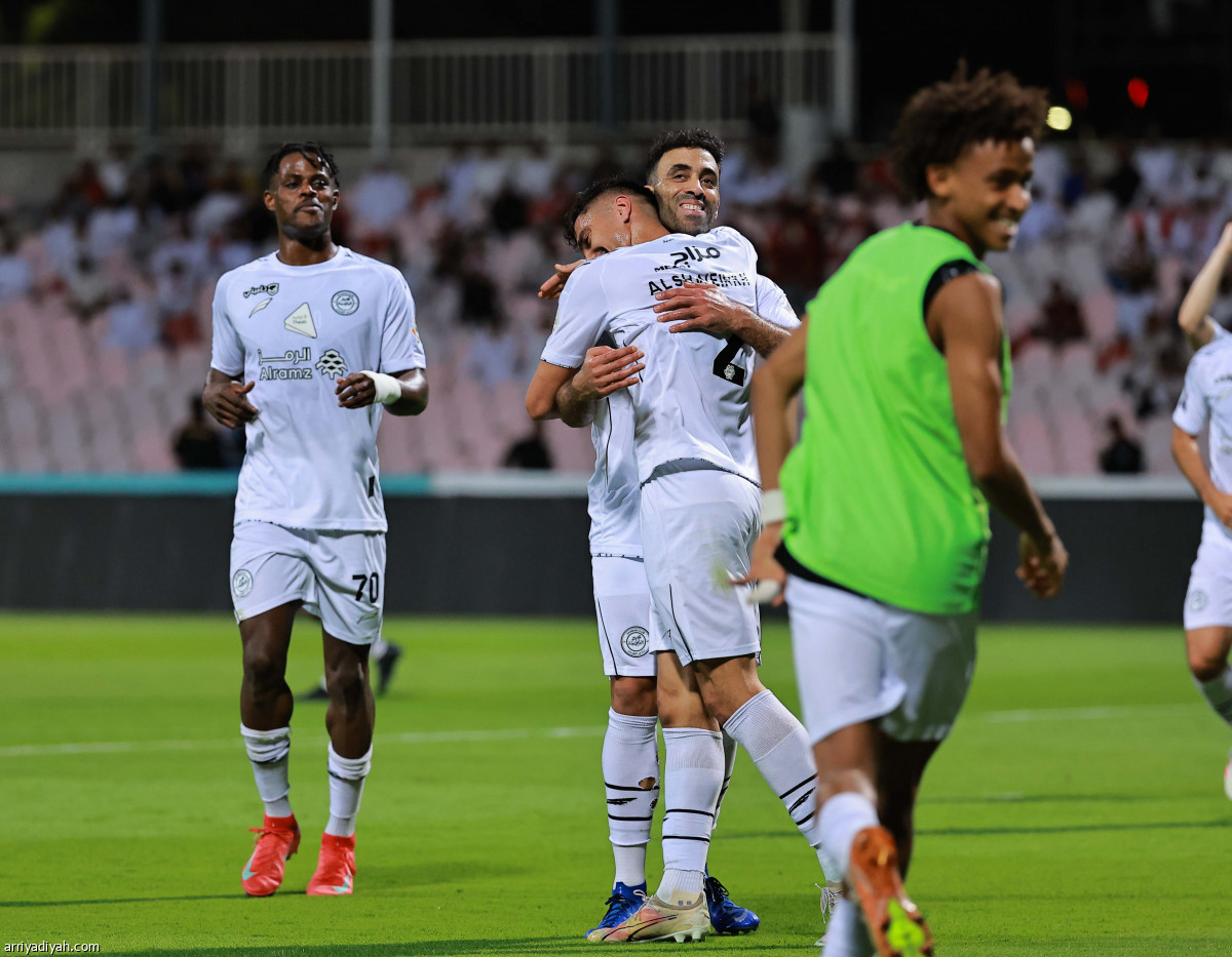 «الليوث» تنتصر