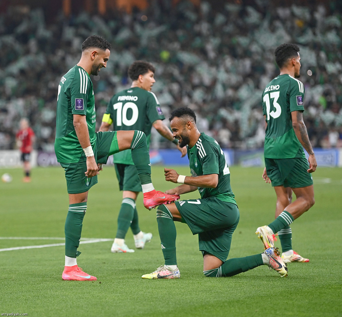 الأهلي يعبر