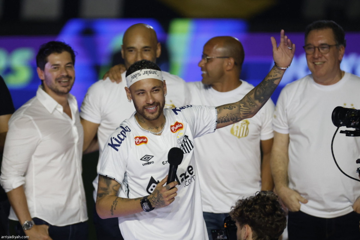 نيمار يُقبل الشعار